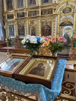 Богослужение в престольный праздник Смоленской-Белгородской иконы Божией Матери, именуемой 