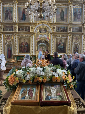 Вчера в храме состоялась праздничная служба. По ее окончании традиционно последовало сладкое угощение для всех прихожан.